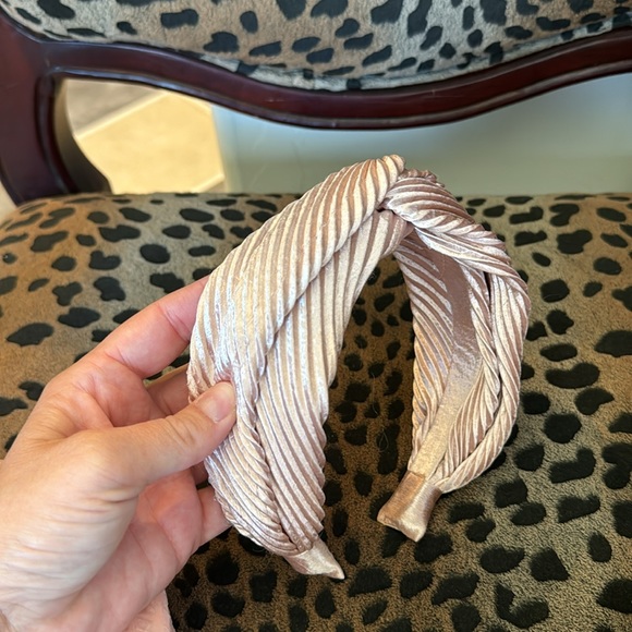 Bundle of Pink Headbands 🤍 - Picture 4 of 5